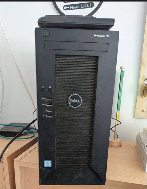 La boîte : une tour PC noire posée sur une étagère, chez un camping