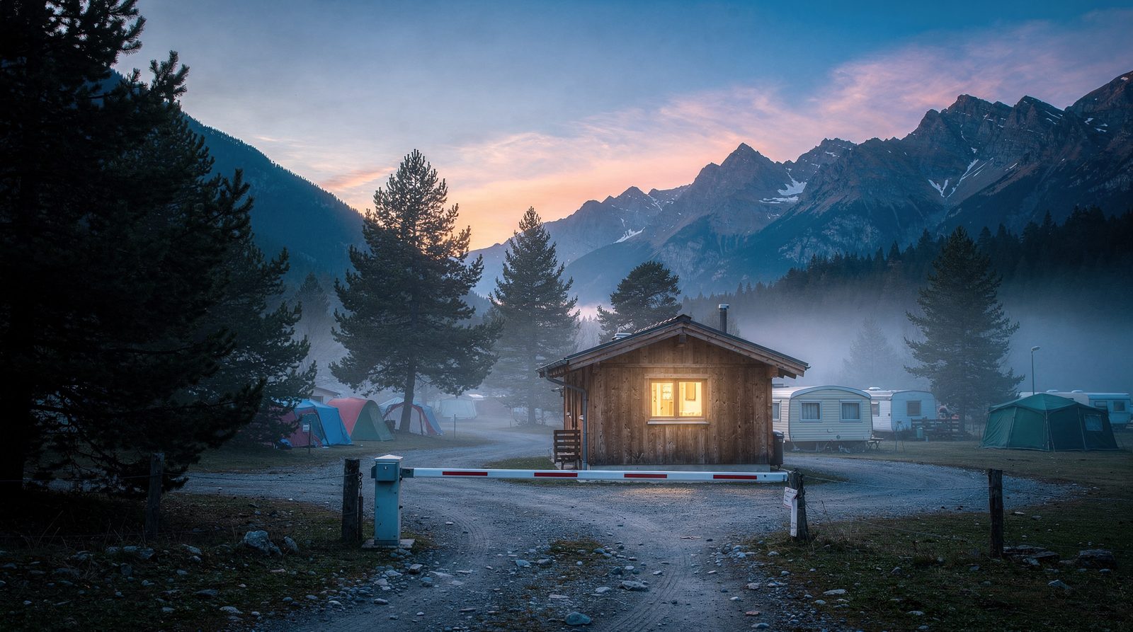 Accueil d'un camping à l'aube, illustration